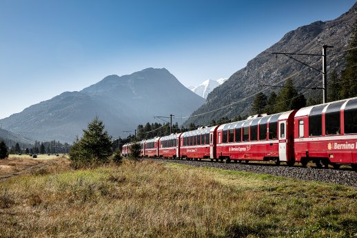 Bernina-Express-vor-Morteratsch.jpg