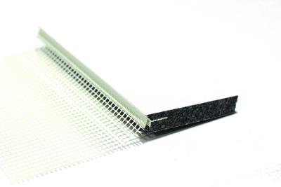 Montieren und direkt beschichten: INTHERMO bringt vliesbewehrte Laibungselemente auf den Markt, die Fassadendämm- und Verputzarbeiten rund um Türen und Fenster enorm beschleunigen und es dem Verarbeiter einfach machen, ein überzeugendes Ergebnis zu erzielen. (Foto: INTHERMO GmbH, Ober-Ramstadt; www.inthermo.de)