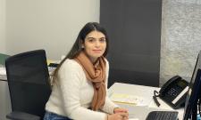 Dilara Celikkaya, die in wenigen Wochen ihre Ausbildung abschließt, an ihrem Arbeitsplatz / Foto: pr