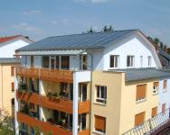 Gelernt ist gelernt: Dachdecker erschließen auf dem Wohnraum unter dem Dach mit der Solartechnik neue CO2-neutrale Energiequellen.