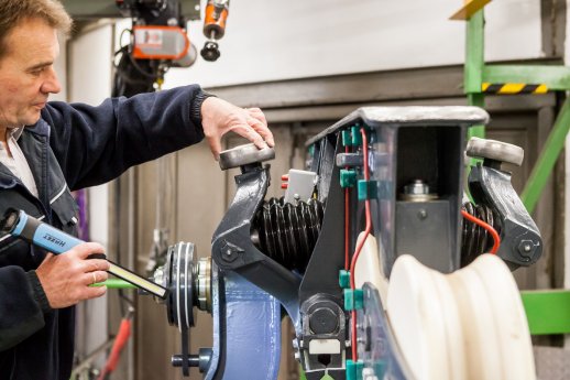 Schauinslandbahn-Werkstatt mit Manfred Bade_Copyright AnjaThölking.jpg