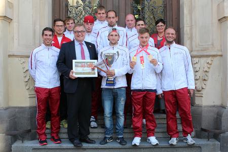 Regionspräsident Hauke Jagau freut sich mit den Sportlern der Hannoverschen Werkstätten und Geschäftsführerin Vera Neugebauer über den Erfolg bei den Special Olympics