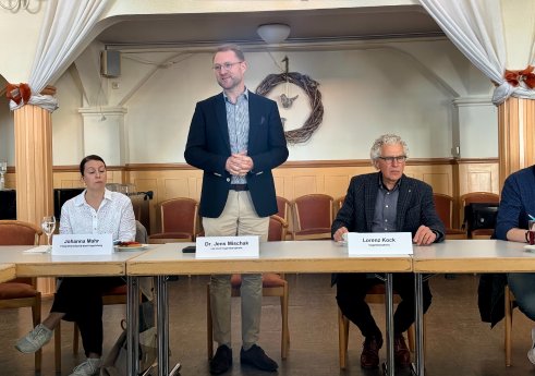 Netzwerktreffen Fachkräftesicherung_Begrüßung Landrat Dr. Mischak.jpg