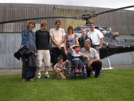 Joshua mit Familie Sponsot und Pilot.jpg