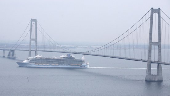 Allure of the Seas Storebaelt Brücke.JPG