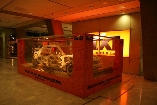 Flughafen_Stuttgart_Sixt_Knochenauto.jpg