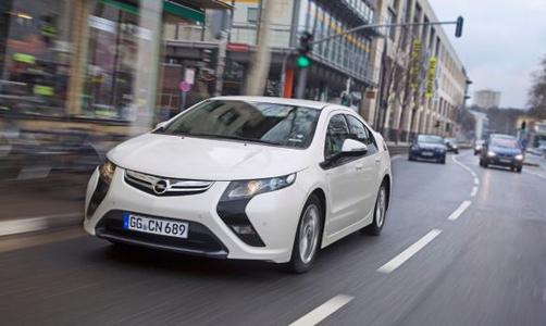 Pionier: Der Opel Ampera ist einzigartig. Seit knapp zwei Jahren gibt es die uneingeschränkt alltagstaugliche Elektro-Limousine bereits zu kaufen – zum heutigen Preis von 38.300 Euro. Dafür bekommt der Kunde ein Auto der Gegenwart mit der Technik der Zukunft