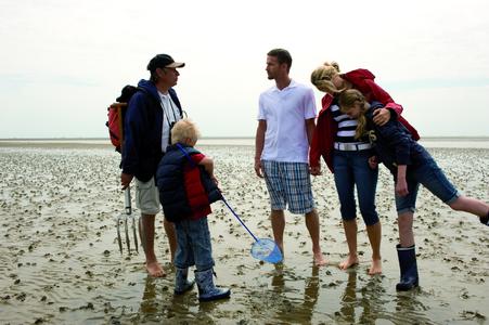 Familie im Watt, TASH / Jens Koenig