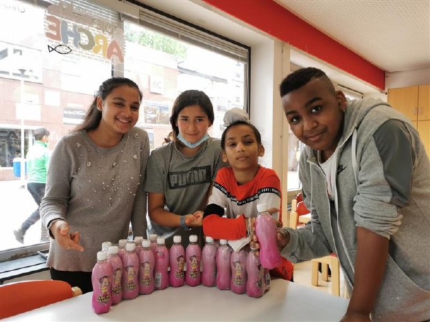 Die Kinder von Die Arche Frankfurt mit ihrem eigenen Limonadengetränk - Arche Limo.png