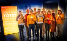 Mit kleinen, orangenen Teelichtern, ebensolcher Kleidung und einem Leuchtplakat möchten die Mitarbeitenden von BIG direkt gesund mit Personalleiter Stefan Tölle (Mitte) die Aufmerksamkeit zum Aktionstag „Orange the World“ auf ein wichtiges Thema lenken: die Verhinderung von Gewalt an Mädchen und Frauen.