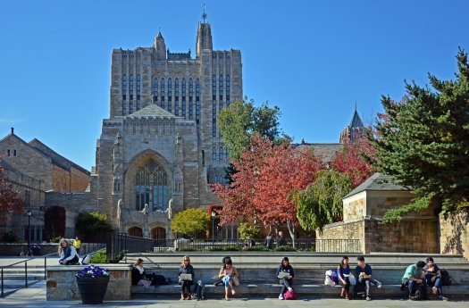 Studenten auf dem Campus von Yale mit der Sterling Memorial Library im Hintergrund (c) Mich.jpg
