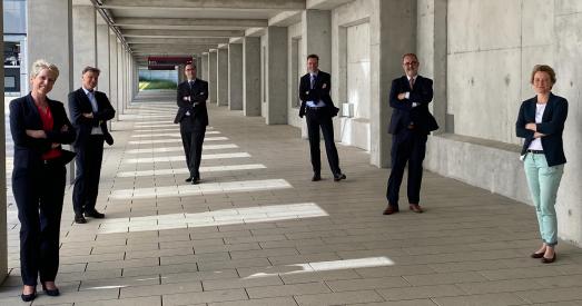 Coronabedingt auf Abstand, in der Sache vereint – der neue Vorstand des BVDD (v.l.): Dr. Thyra Caroline Bandholz, Generalsekretärin, Dr. Thomas Stavermann, Vizepräsident, Dr. Jan Ter-Nedden, Schatzmeister, Dr. Uwe Schwichtenberg, Beisitzer, Dr. Ralph von Kiedrowski, Präsident, Dr. Cora Lu Overbeck, Beisitzerin
