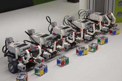 Auch der Studiengang Logistik setzt auf fahrbare Robotertechnik aus dem Modellbau, um die Studierenden auf Laborübungen mit originaler Praxistechnik vorzubereiten / Fotograf / Quelle: TH Wildau / Bernd Schlütter