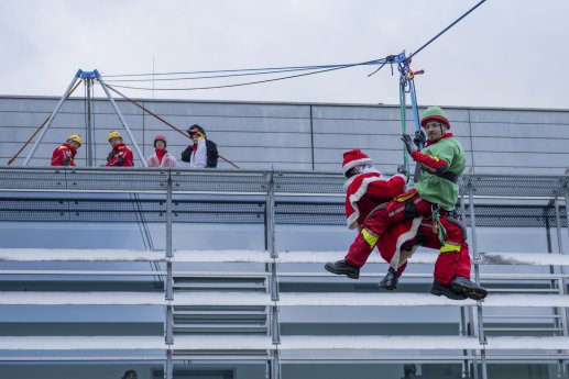 241206_Abseilaktion_Nikolaus_Bildquelle_Markus_Kümmerle-5.jpg