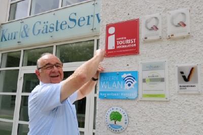 Noch eine Auszeichnung für Bad Füssing: Die Zertifikate als allergikerfreundlicher sowie barrierefreier Kurort, für "besondere Servicequalität Deutschland" und für besonders gute Luft hängen bereits seit längerem am Eingang zum Kur- und GästeService in Bad Füssing. Jetzt konnte Kurdirektor Rudolf Weinberger die Sammlung der Auszeichnungen mit der Zertifizierungsplakette des Deutschen Tourismusverbands als mit Bestnoten bewertete "Geprüfte Tourist Information" ergänzen (Foto: Kur- & GästeService)