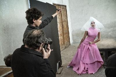 Emma Watson (Copyright © From the backstage of 2020 Pirelli Calendar by Paolo Roversi, pictures by Alessandro Scotti
