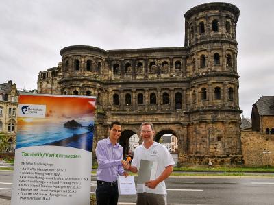 Tiago Andre Santos Sampaio und Prof. Dr. Scherhag bei der Überreichung des Zertifikates vor der Porta Nigra in Trier; Foto/Prof. Dr. Scherhag