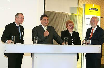 von links nach rechts: Dr. Michael Meyer, Bundesumweltminister Sigmar Gabriel, Dr. Monika Wulf-Mathies, Wolfhard F. Truchseß