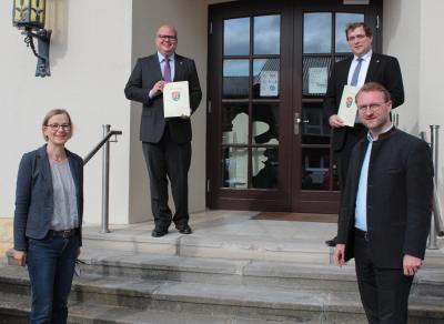 Erster Kreisbeigeordneter Dr. Jens Mischak (vorne rechts) und Angelika Boese, die Sachgebietsleiterin für Dorf- und Regionalentwicklung beim Vogelsbergkreis, übergeben den Bürgermeistern Stephan Paule (hinten links) und Lars Wicke (hinten rechts) Zuwendungsbescheide im Gesamtwert von fast 100.000 Euro, Foto: Sabine Galle-Schäfer/Vogelsbergkreis