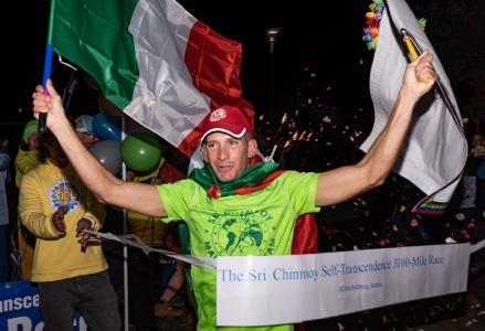Andrea Marcato siegt im Sri Chinmoy Self-Transcendence 3100 Mile-Race in Salzburg am 26. Oktober 2020 mit 43 Tagen, 12 Stunden und 7,5 Minuten und einem Vorsprung von über 500 km auf den Zweitplatzierten. Dazu sagt Andrea: "Am Anfang war mein Ziel zu gewinnen, aber ab einem bestimmten Punkt dachte ich nur noch daran, mein Bestes zu geben. Von da an änderte sich alles. Das Race und die Beziehung zu den anderen Läufern wurde viel harmonischer, ich fühlte mich besser, war fröhlicher..."