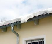 Hier wird es über Nacht zur Eiszapfenbildung kommen. Ursache ist ein fehlender Schneefang, so dass die gesamte Schneelast auf der Dachrinne liegt.