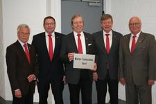 Nach dem neuen Ehrenpräsidenten Walter Tschischka wurde in der Bildungsakademie ein Raum benannt. Kammerpräsident- und Nachfolger- Alois Jöst (mitte) nahm die Umbenennung im Beisein der beiden Vizepräsidenten Klaus Hofmann (2. von links) und Martin Sättele (2. von rechts), Ehrenvizepräsident Gerhard Höfler (rechts) und dem Ehrenmitglied des des Vorstandes Karl-Heinz Rohrmann (links) vor (Bild: Handwerkskammer Mannheim)