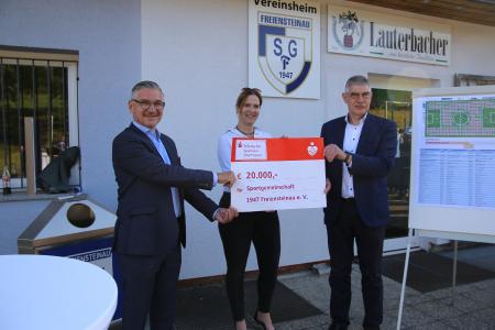 30.000 Euro vom Vogelsbergkreis und 20.000 Euro von der Sparkassenstiftung: Die Fördergelder überreichten Landrat Manfred Görig (rechts), Vorsitzender der Stiftung der Sparkasse Oberhessen und Sparkassen-Direktor Frank Dehnke an Carmen Raschka, Vorsitzende der SG Freiensteinau / Foto: Sparkasse Oberhessen