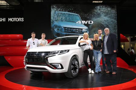 Gruppenbild der Gewinner bei Mitsubishi auf der Paris Motor Show