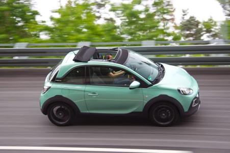 Nur Fliegen ist schöner: Auf der neu ausgebauten Hochgeschwindigkeits-Rundbahn des Opel Test Centers Dudenhofen zeigt der ADAM ROCKS, wie schnell er sprinten kann