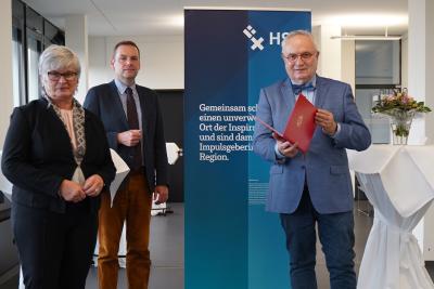 Honorarprofessor Henning Lühr bei der Übergabe der Bestellungsurkunde mit Rektorin Prof. Dr. Karin Luckey und Prof. Dr. Rainer Lisowski, Fakultät Wirtschaftswissenschaften, Foto: Hochschule Bremen / Thomas Ferstl