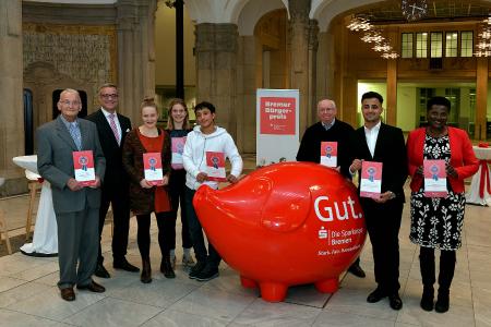 Thomas Fürst, Vorstandsmitglied der Sparkasse Bremen mit den Ausgezeichneten bei der Verleihung des Bürgerpreis 2019 (v.l.n.r.) Gunther Molle (Martinsclub), Thomas Fürst (Sparkasse Bremen), Katharina Müller (Klimawerkstadt) , Jana Henschel (Kulturbeutel), Jason Johannsen (sauberes Bremen), Werner Kalle (Johannis Oase), Tarek Mezal (Flüchtling für Flüchtlinge) und Odette Richter Jason Johannsen (sauberes Bremen), Werner Kalle (Johannis Oase), Tarek Mezal (Flüchtling für Flüchtlinge) und Odette Richter