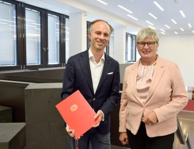 Prof. Dr. Stefan Veith mit Rektorin Prof. Dr. Karin Luckey bei der Übergabe der Ernennungsurkunde