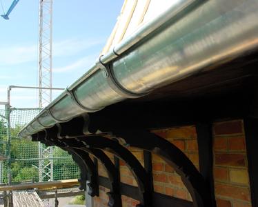 Besonders sensibel: Die Fachwerkkonstruktion muss durch eine zeitgemäße Wasserableitung geschützt werden, die auch die Vorgaben des Denkmalschutzes berücksichtigt.