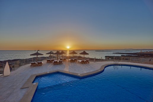 universal-hotel-cabo-blanco-pool-sunset-3_©Universal Beach Hotels.jpg