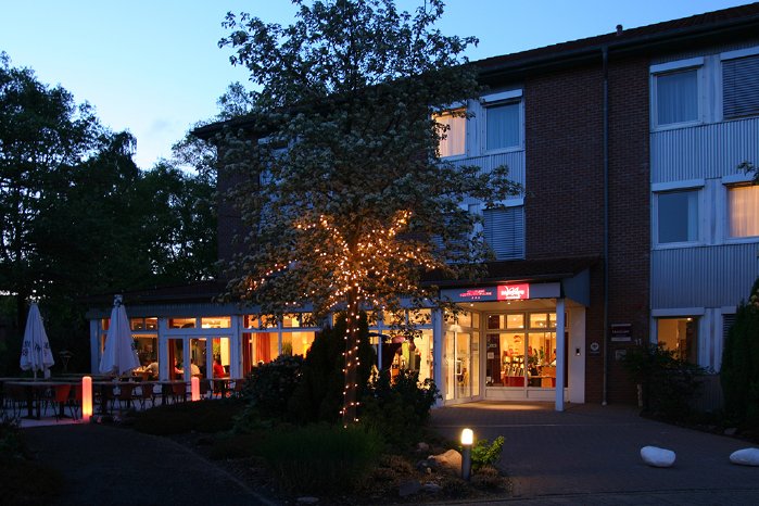 ANDERS Hotel abends.jpg
