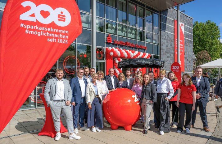 Das Team der neuen Stadtteilfiliale Huchting der Sparkasse Bremen bei der Eröffnung copyright sp.jpg