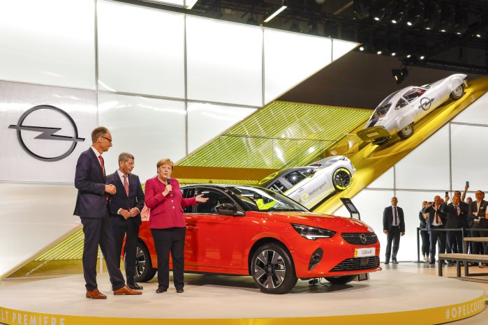 2019-Opel-IAA-Frankfurt-Angela-Merkel-Michael-Lohscheller-Corsa-e-508774.jpg