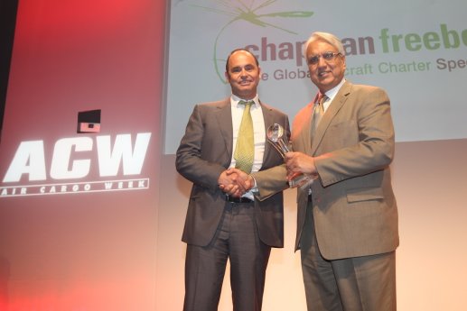 Russi Batliwala - CEO CFA (links), Syed Wahabuddin - CEO of sponsor Avicon Aviation.JPG