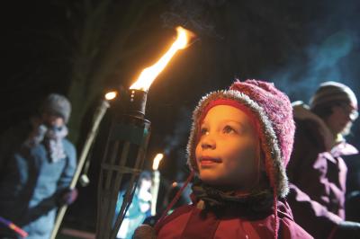 Winterliche Stimmung bei der Fackelwanderung (Foto: DJH Hauptverband)