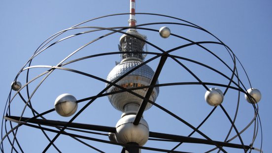 Berliner Fernsehturm und Weltzeituhr.jpg