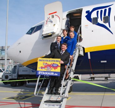 Ryanair nimmt neue Verbindungen ab Leipzig-Halle auf. Dierk Näther, mit Schild, präsentiert.jpg