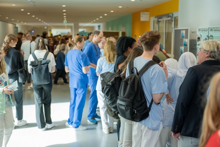 Volles Haus beim Hochschultag und Markt der Möglichkeiten am Städtischen Klinikum Karlsruhe