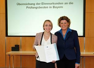 Kristina Schmehr (li) bei der Ehrung mit Christine Bruchmann, Vizepräsidentin der IHK Nürnberg für Mittelfranken, Foto: IHK Nürnberg für Mittelfranken