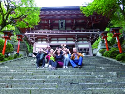 Teilnehmer der Reiki-Japan-Reise vor dem Eingang des heiligen Berges Kurama in der Nähe von Kyōtō.