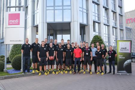 Haupt- und Namenssponsor medi empfängt das Team von medi bayreuth zur offiziellen Einkleidung