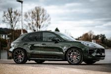 Macan duo on 21-inch alloy wheels from Barracuda and Cor.Speed