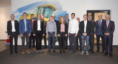 Die sieben besten Studierenden der Fahrzeugtechnik und des Maschinenbaus an der Hochschule Osnabrück freuten sich zusammen mit ihren Förderern und Professoren über die Auszeichnung mit den Krone-Stipendien (Foto: Dr. Bernard Krone Stiftung)