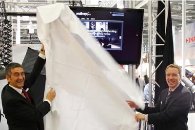 Ulrich Quasten und Niclas Walser starten die neue Website auf der photokina