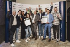 Die Gewinner des Gebrauchtwagen Award 2025: (li.) das Team von Auto Niedermayer (Gewinner Kategorie freier Handel), (re.) das Team vom Autohaus Stricker (Gewinner Kategorie Vertragshandel).