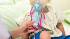 Foto: Die Inhalationsmaske kann bei Kindern, die am RS-Virus erkrankt sind, zum Einsatz kommen.